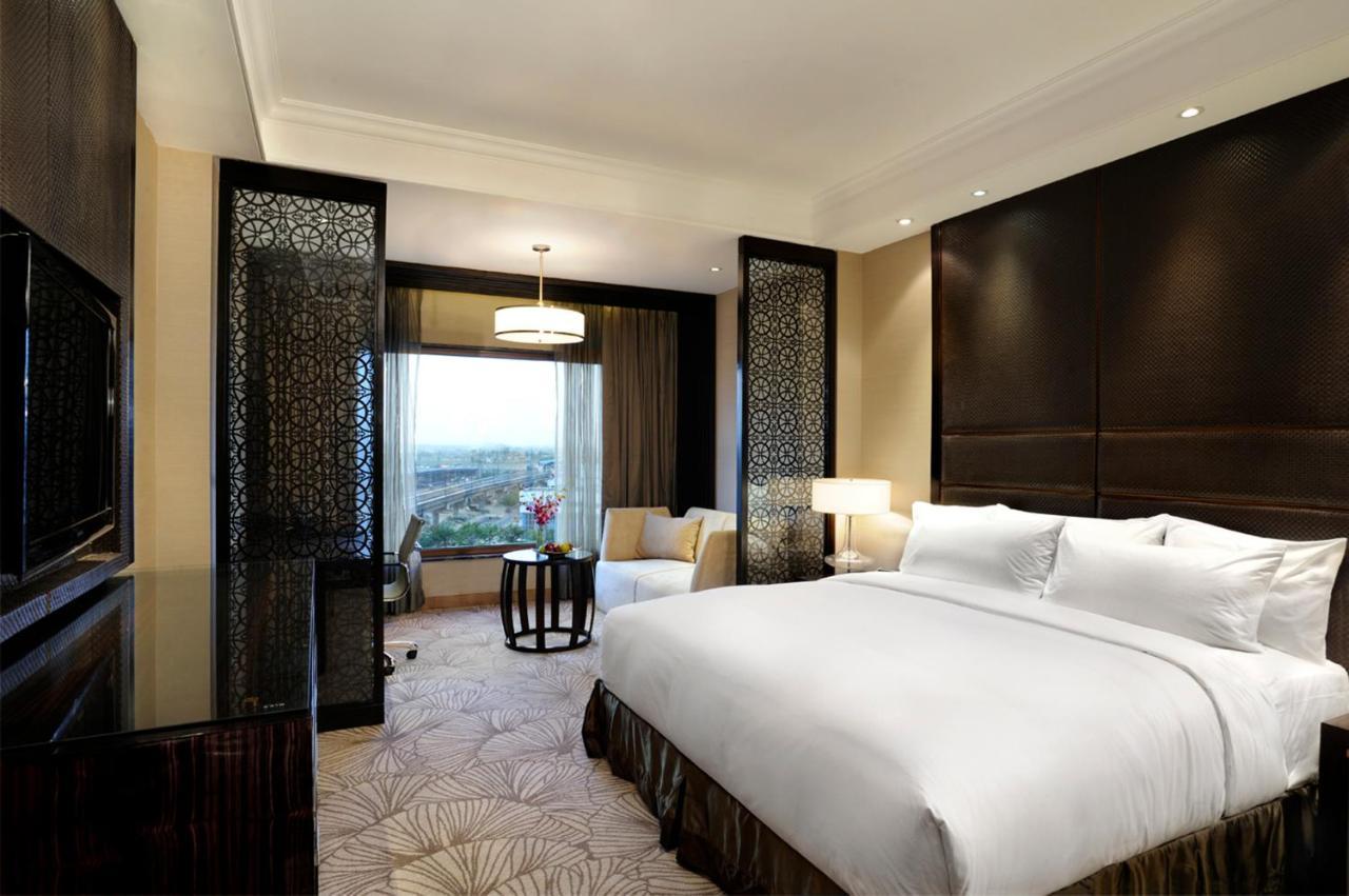 Standard King Room with Lounge Access